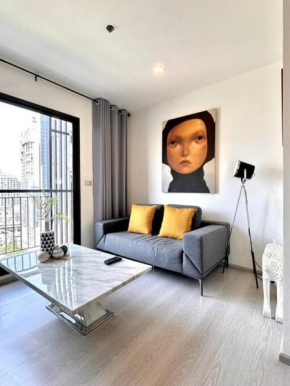 Luxury Art apt Downtown Metro Bangkok-Kitchen-living room